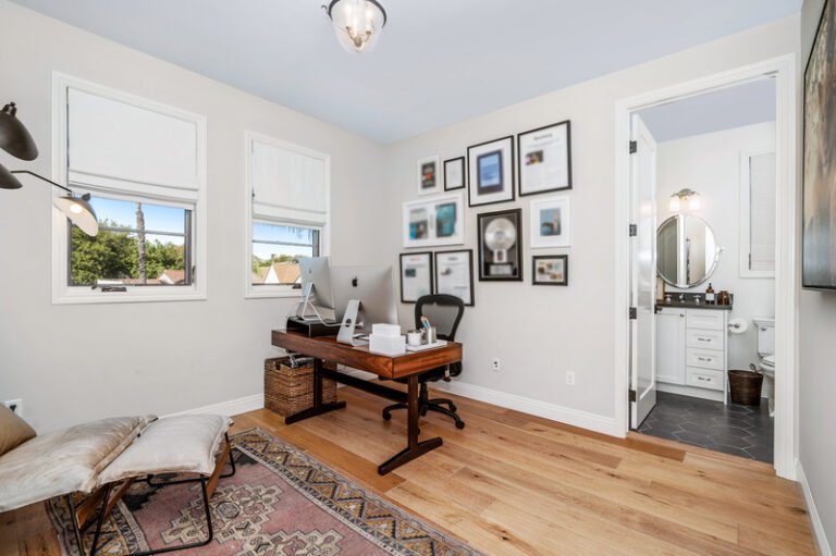 Cuarto con escritorio